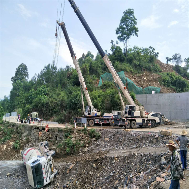 淮南田家庵汽车掉沟里叫吊车救援要多少钱